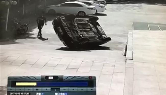 三寶秀倒車神技　竟讓愛車瞬間翻肚肚