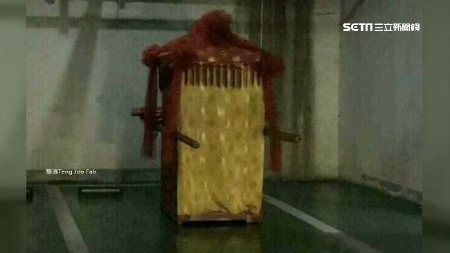 詭異花轎佔車格　住戶夜半返家大驚