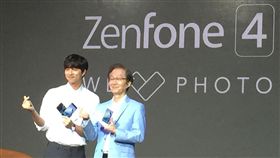 孔劉代言華碩 與施崇棠合影華碩17日舉辦新一代智慧型手機ZenFone 4系列上市發表會，董事長施崇棠（右）與ZenFone 4亞太區代言人孔劉（左）接受合影。中央社記者吳家豪攝 106年8月17日