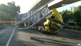 撞高架拔起18001