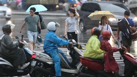 下雨、大雨、陰天、雨天、降雨、午後雷陣雨、雨衣、機車騎士、淋雨（圖／中央社）