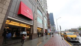 2年前來台觀光人口破千萬時，許多飯店門前車水馬龍，而今門口羅雀的冷清景象，明顯感受景氣寒冬。（圖／鏡週刊提供）