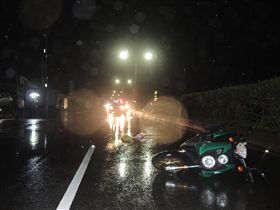 華男疑因大雨視線不清自撞中央分隔島。（圖／翻攝畫面）