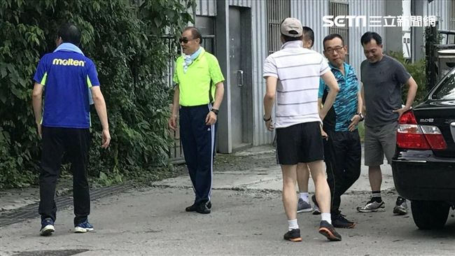 直擊！馮世寛登山帶好幾車星星梅花？