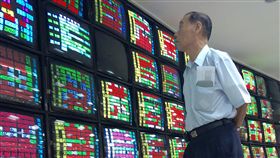 台股好威  創27年來新高（2）台股12日續由蘋果三王台積電、大立光及鴻海點火進攻，早盤觸及10700.52點關卡，再創27年來新高，終場收盤上漲70.25點，為10711.44點，漲幅0.66%，成交金額新台幣1243.74億元。中央社記者董俊志攝  106年10月12日