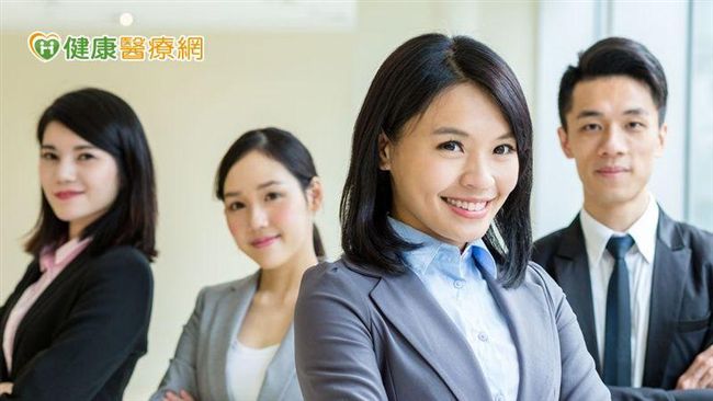 新鮮人面試找工作　別讓隱眼影響表現