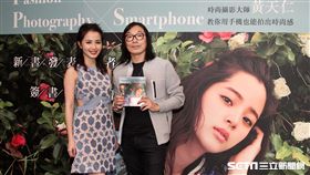 黃天仁現場教大家在光線不足時，如何使用反光板等等輔助拍出時尚美照，邀請到柯柯擔任示範MODEL。（記者邱榮吉/攝影）