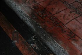 黃姓男大生躺在人行道上，卻遭曳引車輾過當場死亡。（圖／番社畫慢）