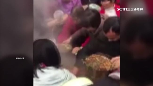 陸婚禮瘋搶大鍋菜　網友驚：像難民營