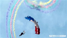 陸軍龍城營區開放有神龍小組特技跳傘。（資料照片）（記者邱榮吉/攝影）