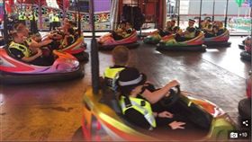 英國21位員警在嘉年華會執勤時，集體玩碰碰車（圖／翻攝自每日郵報）