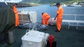 警消動員陸海空搜尋　落海博士生遺體尋獲中興大學博士生林嘉智15日在蘭嶼青青草原海域記錄生態時遭湧浪捲落海，救難人員獲報展開陸海空大搜尋，17日上午找到遺體。（海巡署第13岸巡總隊提供）　中央社記者李先鳳傳真　106年10月17日