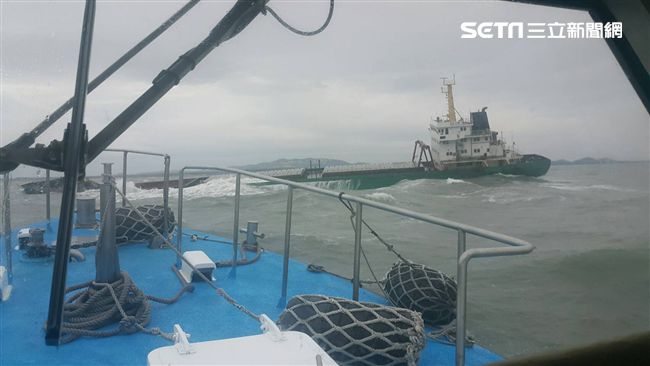 陸籍砂石船擱淺金門　船身前段全泡水
