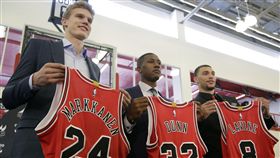 Lauri Markkanen、Kris Dunn和Zach Levine（AP）