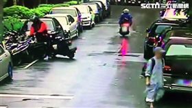 欒男偷遍大台北地區，隨手竊取路旁機車、安全帽、雨衣、外套及車鑰匙等物品，警方循線前往金龍路宮廟將他逮獲，欒男辯稱自己有強迫症，警方訊後仍將他依竊盜罪函送法辦（翻攝畫面）