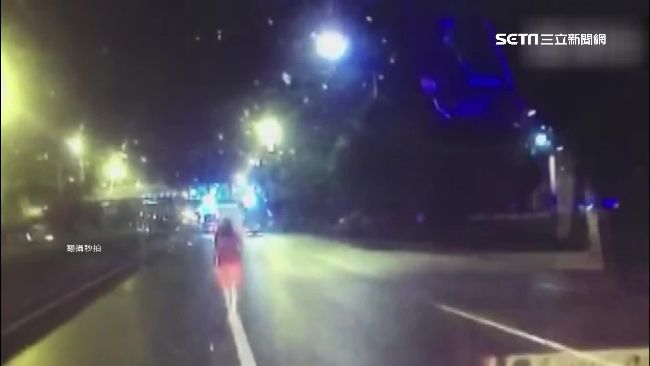 紅衣女半夜走在馬路上　遭撞飛慘死