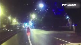 紅衣女半夜走在馬路上　遭撞飛慘死