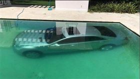 金泰爾（Guy Gentile）和俄羅斯女模女友庫其瑪（Kristina Kuchma）分手，沒想到庫其瑪不滿，直接將金泰爾的賓士名車開入游泳池（圖／翻攝自每日郵報報導）