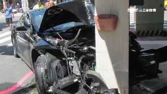 為閃轉彎車！4百萬特斯拉撞柱全毀