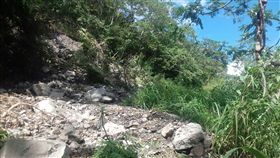 山友未申請入山受困獲救　花蓮開罰（1）3名登山客日前攀登馬博橫斷，因溪水暴漲受困花蓮卓溪鄉中平林道，17日出動直升機吊掛下山。由於3人坦承事前並未申請入山證，也沒領隊、保險，花蓮縣消防局將依新法開罰，創全台先例。（花蓮縣消防局提供）中央社記者李先鳳傳真　106年10月17日