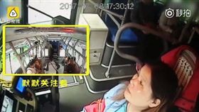 大陸一名公車女駕駛看到孕婦走路緩慢，默默等了30秒直到她上車坐好才發車。（圖／翻攝梨視頻）