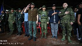 收復馬拉韋市　杜特蒂主持升旗