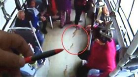 女子血染公車／微博