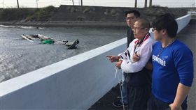 警方當時帶著李男到舊出海口時，一度迷途，直到焚香祭拜後這才找到。（圖／翻攝畫面）