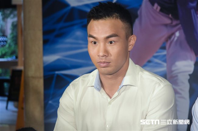 旅美好手小熊隊曾仁和返台記者會，王維中現身站台。（圖／記者林敬旻攝）