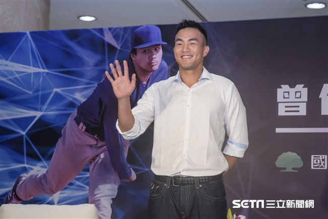 旅美好手小熊隊曾仁和返台記者會，王維中現身站台。（圖／記者林敬旻攝）