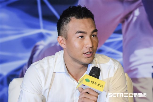 旅美好手小熊隊曾仁和返台記者會，王維中現身站台。（圖／記者林敬旻攝）