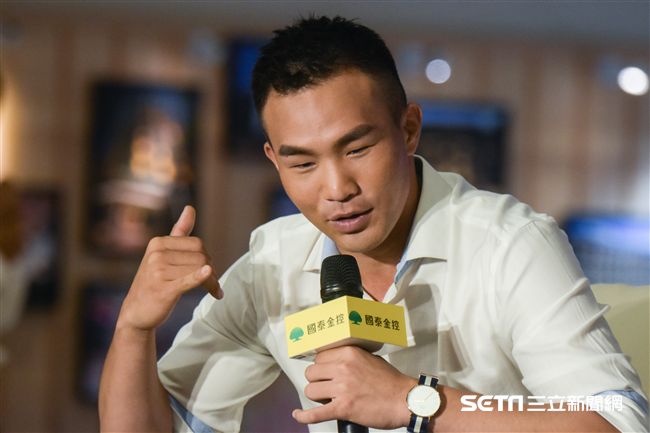 旅美好手小熊隊曾仁和返台記者會，王維中現身站台。（圖／記者林敬旻攝）