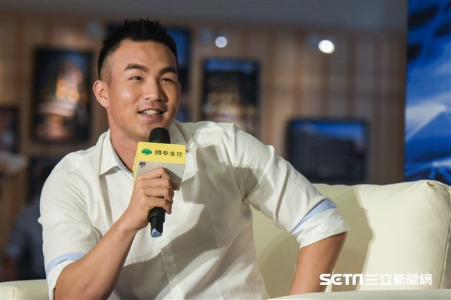 旅美好手小熊隊曾仁和返台記者會，王維中現身站台。（圖／記者林敬旻攝）