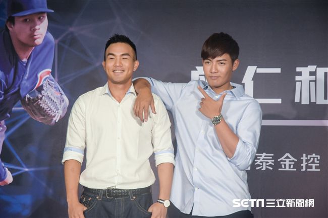 旅美好手小熊隊曾仁和返台記者會，王維中現身站台。（圖／記者林敬旻攝）