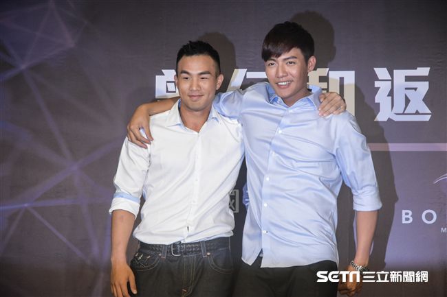 旅美好手小熊隊曾仁和返台記者會，王維中現身站台。（圖／記者林敬旻攝）