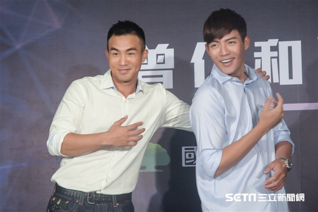 旅美好手小熊隊曾仁和返台記者會，王維中現身站台。（圖／記者林敬旻攝）