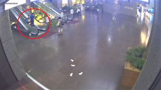 驚魂！女童膠鞋卡電扶梯腳險遭夾