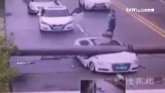 天降巨桿砸爛車頂　他竟毫髮無傷爬出