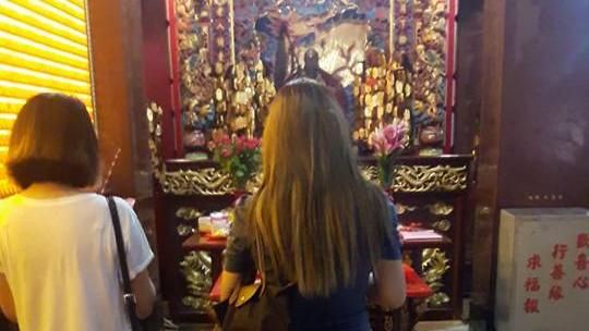 她拜月老聞男聲　樂喊「顯靈」遭打臉