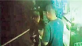 遭林尚聰錯砍的少年，當時拖著遭砍的右手向店家求助。翻攝照片