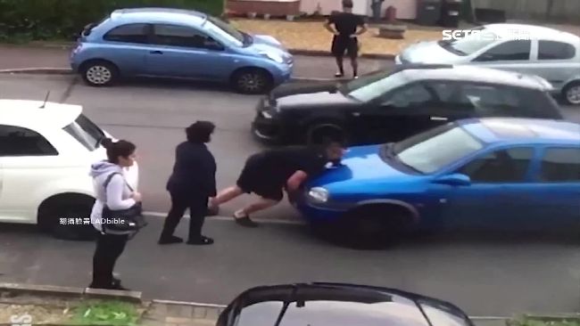 違停擋出口！真人版浩克徒手移車救美