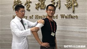 社區藥局藥師曾冠燁，痠痛貼布。（圖／記者楊晴雯攝）