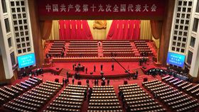 中共19大  人民大會堂登場（1）中共19大專題中國共產黨第19次全國代表大會18日在北京登場，圖為開幕式會場人民大會堂大禮堂。中央社記者尹俊傑北京攝  106年10月18日