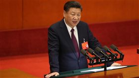 習近平19大談兩岸　重申一中與九二共識中共19大專題中共總書記習近平18日在中共19大提出政治報告時表示，堅持「一個中國原則」和「九二共識」，堅決反對台獨，並表示過去5年對台的工作成果之一是實現兩岸領導人歷史性會晤。中央社記者吳家昇北京攝　106年10月18日