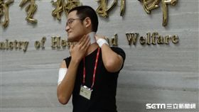 社區藥局藥師曾冠燁，痠痛貼布。（圖／記者楊晴雯攝）