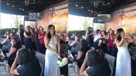 新娘拋捧花　圖／翻攝自《每日郵報》