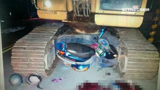 怪手逆向撞機車　老農夫妻一死一傷