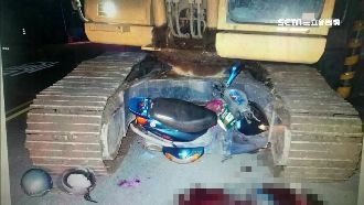 怪手逆向撞機車　老農夫妻一死一傷