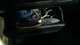 警方在車內查獲1小包安非他命。（圖／翻攝畫面）