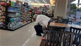 警察揹老奶奶／爆料公社臉書